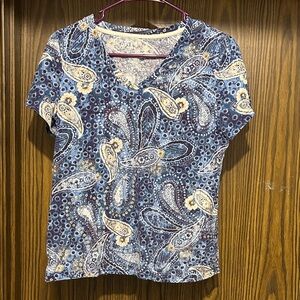 Source Unknown Blue and Cream Paisley V-Neck Short Sleeve Top